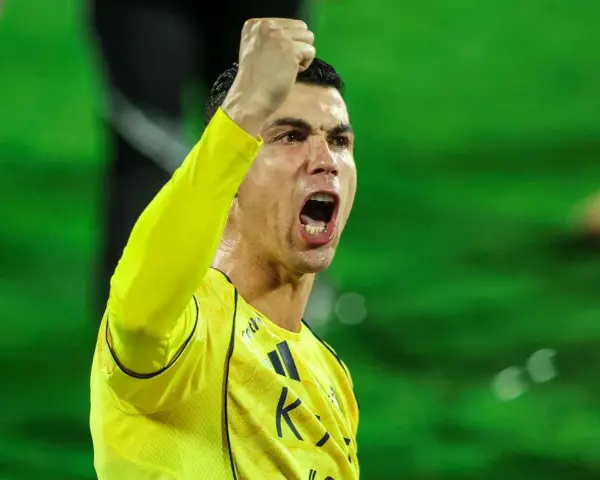 Cristiano Ronaldo celebra un gol para Al-Nassr contra Al-Hazm.