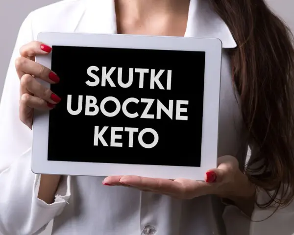 Kobieta trzyma tablet z napisem "SKUTKI UBOCZNE KETO".