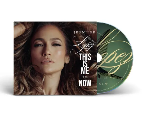 Jennifer Lopez w okładce albumu "This Is Me... Now". Jej twarz dominuje na okładce, a płyta CD obok zawiera tytuł.