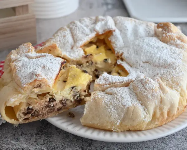 Delizioso dolce con ricotta e gocce di cioccolato, spolverato di zucchero a velo.