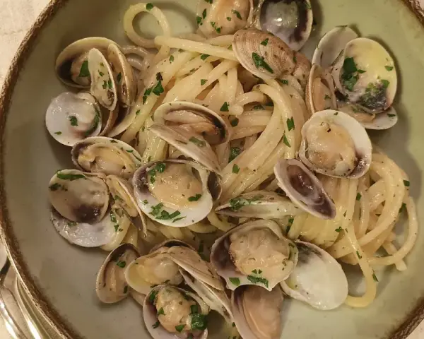 Pyszne Spaghetti con le Vongole przepis. Makaron z małżami i natką pietruszki, gotowy do podania.