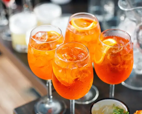 Aperol przepis na orzeźwiające drinki z lodem i plasterkiem pomarańczy. Idealne na letnie popołudnie.