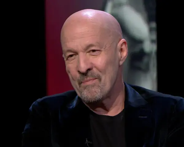 Primo piano di Marco Berry, con barba e testa rasata, in un'intervista che svela aspetti della sua vita privata.