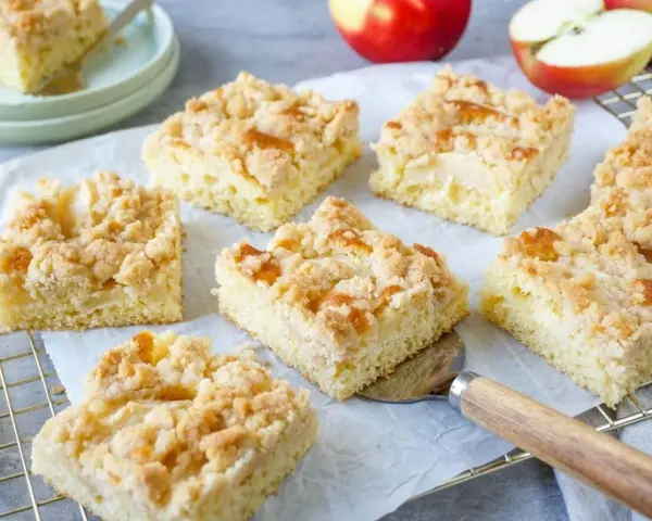 Saftiger apfelkuchen vom blech mit knuspriger Streuselhaube, frisch gebacken und bereit zum Genießen.