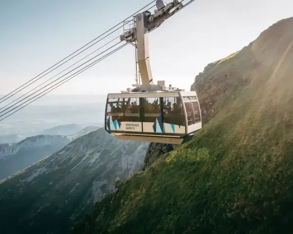 Kolejka linowa na Kasprowy Wierch wwozi turystów na szczyt. Sprawdź, ile kosztuje wjazd na Kasprowy, by podziwiać Tatry.