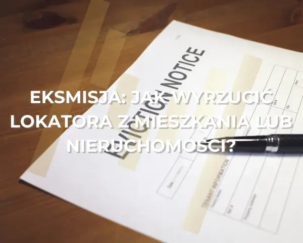 Eksmisja lokatora z mieszkania lub nieruchomości. Dokument "Eviction Notice" i długopis na drewnianym stole.