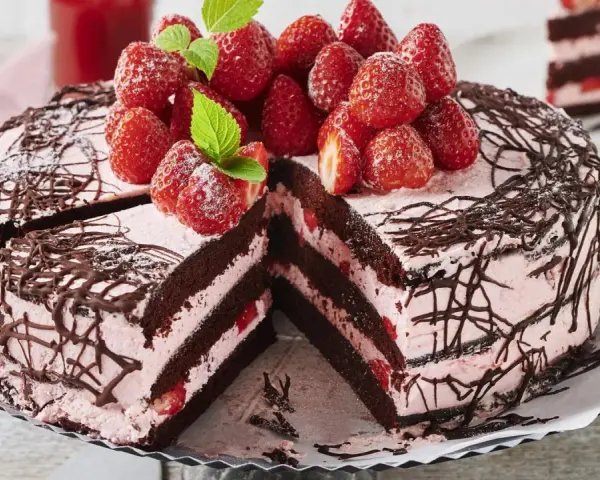 Eine köstliche Erdbeer Schoko Torte mit frischen Erdbeeren und zarter Schokoladendekoration.