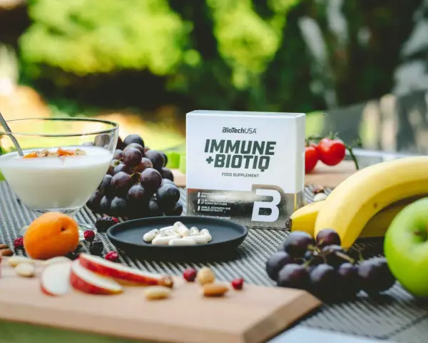 Zielone jabłko, winogrona, banany i jogurt z owocami. Obok suplement diety Immune+Biotiq. Idealne na keto.