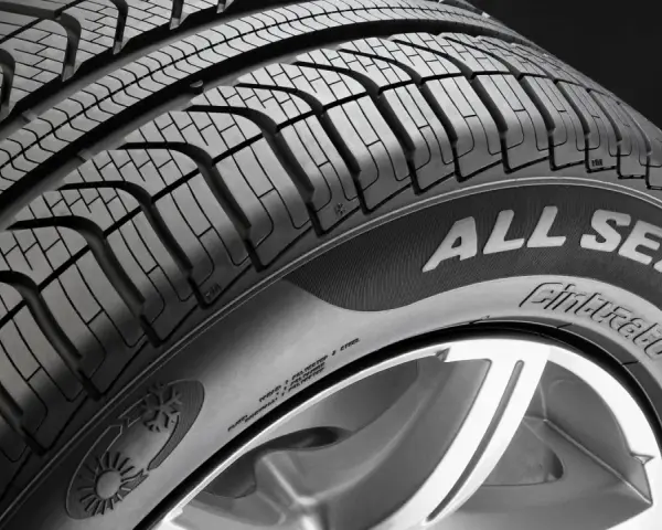 Gomme "All Season" con battistrada studiato per affrontare ogni condizione climatica, dal sole alla neve.