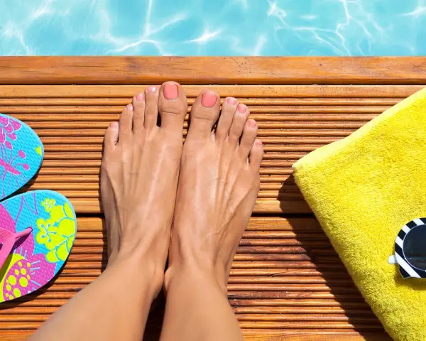 Piedi curati, pronti per l'estate. Scopri come fare la pedicure a casa con questi semplici passaggi.