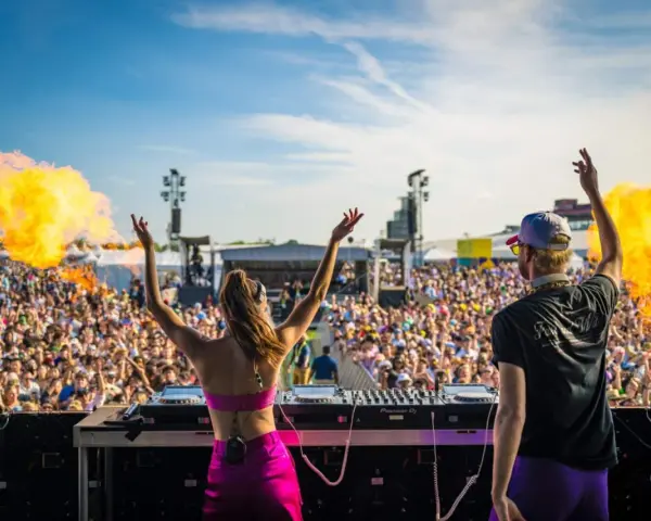 DJ-ka i DJ na scenie, płomienie buchają, tłum szaleje. To jedna z największych imprez techno na świecie!