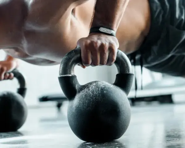 Jak ćwiczyć crossfit w domu: efektywne treningi dla każdego poziomu