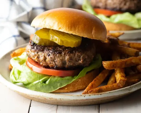 Burgery jak z burgerowni: soczyste kotlety z mięsa mielonego w domu