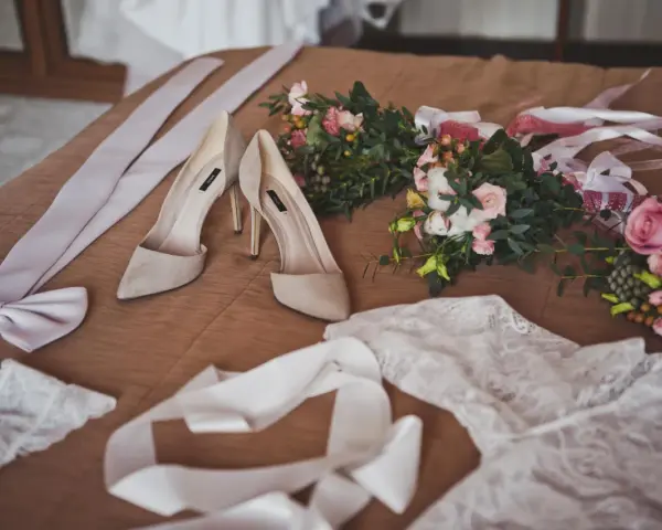 Jak zakończyć przygotowania na tydzień przed ślubem? Czas na relaks! Delikatne buty, bukiety i koronki czekają na wielki dzień.