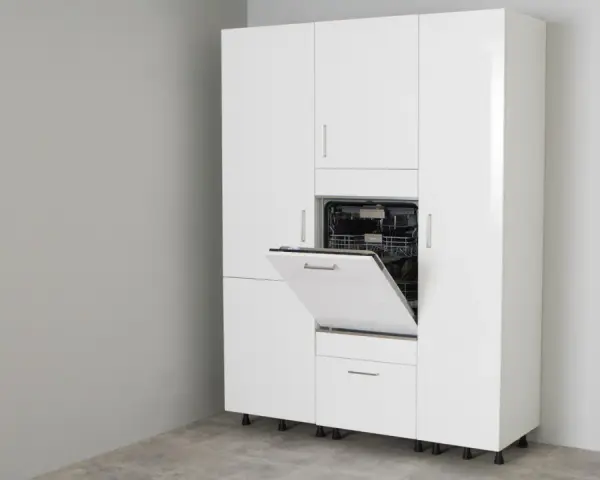 Armario blanco con lavavajillas integrado y puerta abierta. Las medidas del lavavajillas son estándar para encajar en este mueble.