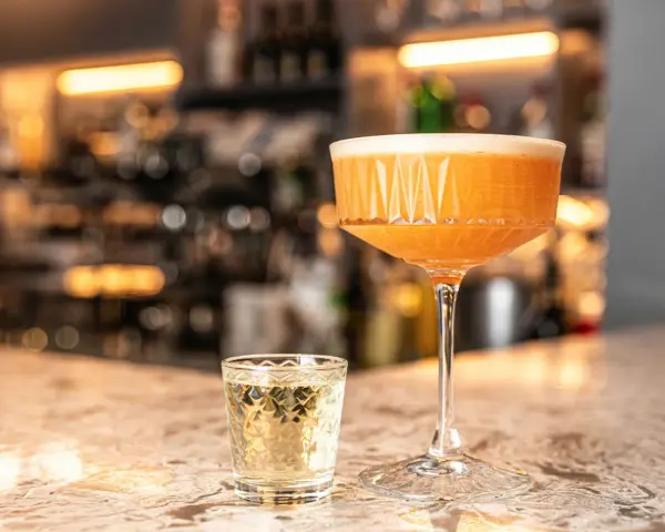 Martini z colą: przepis na kultowy drink. Zaskocz prostotą!