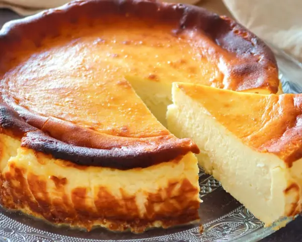 Tarta queso La Viña de 1 kg, con su característica corteza caramelizada y centro cremoso, lista para ser disfrutada.