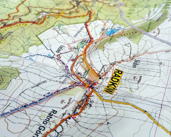 Mapa turystyczna z zaznaczonymi szlakami i miejscowościami, w tym Radkowem. Widoczne są **góry stołowe** i ukształtowanie terenu.