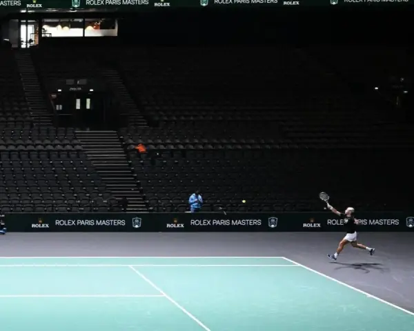 Jugador de tenis golpea la pelota en el torneo Rolex Paris Masters.