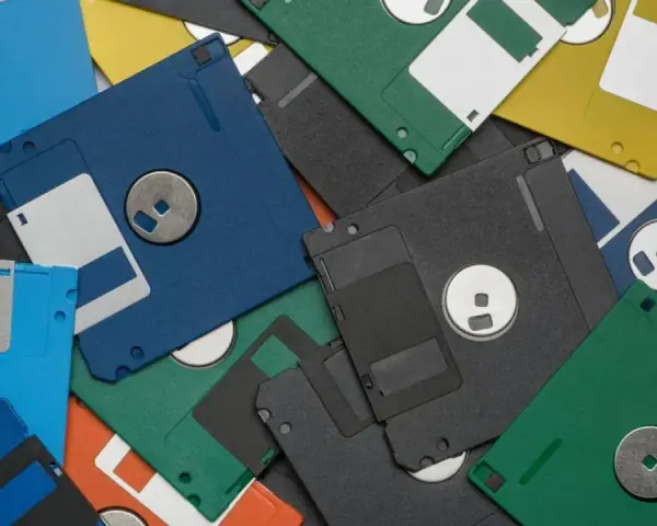 Montón de disquetes de colores, algunos con etiquetas blancas. Recuerdos de los juegos antiguos pc.