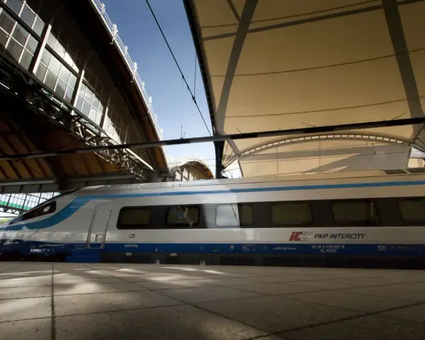 Nowoczesny pociąg PKP Intercity EIC na peronie pod zadaszeniem.