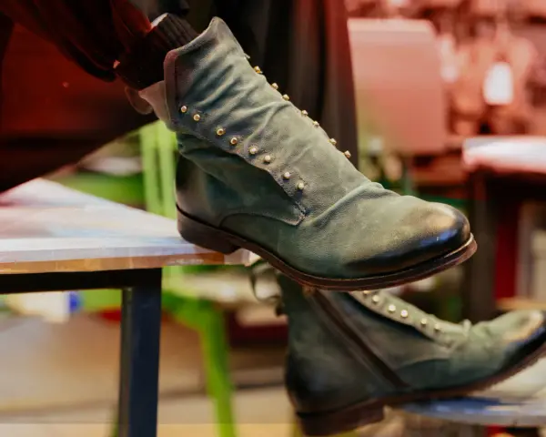 Stivaletti verdi da uomo con borchie dorate, perfetti per capire come abbinare scarpe verdi uomo con stile.