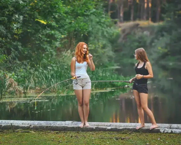 Dwie dziewczyny łowią ryby nad jeziorem wolickim.