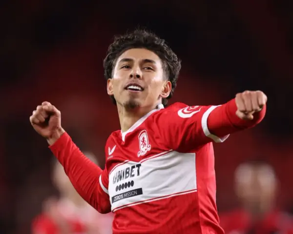 Jugador del Middlesbrough celebra un gol, mostrando su alegría y las posiciones del equipo en la liga.