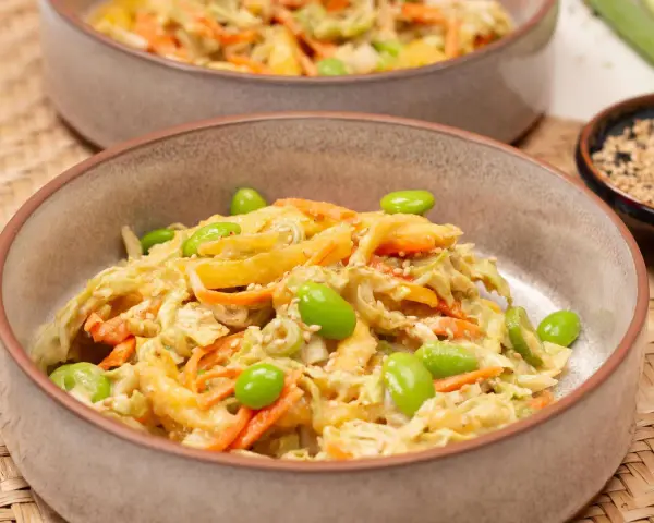 Ein köstlicher Asia Salat mit knackigem Kohl, Karotten und Edamame, verfeinert mit Sesam. Perfekt für eine leichte Mahlzeit.