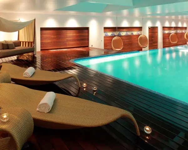 Rilassati in questa spa: piscina turchese, lettini comodi, candele e un'atmosfera di pace. Ecco cosa si fa in una spa per rigenerarsi.