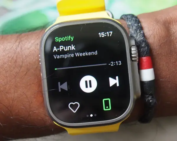 En handled med en smartklocka som visar Spotify-appen. Låten "A-Punk" av Vampire Weekend spelas.