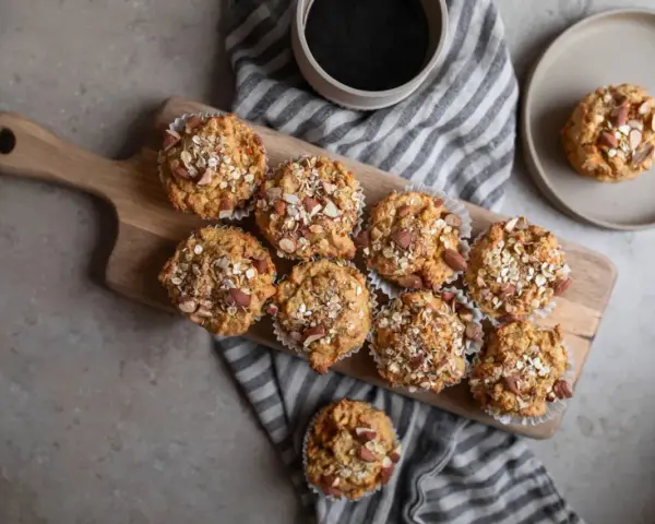 Nybakade muffins med havre och mandel, en del av en allsidig kost. En kopp kaffe står bredvid.