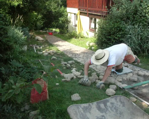 Jak zrobić chodnik z kamienia polnego - uniknij najczęstszych błędów