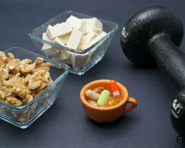Noix, tofu, haltère et pilules : des éléments pour manger sainement et se muscler.
