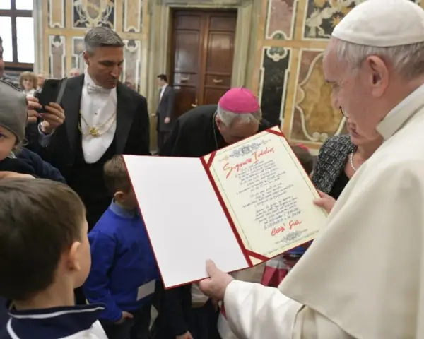 Papst Franziskus überreicht ein Dokument. Die katholische Kirche befürwortet die Organspende als Akt der Nächstenliebe.