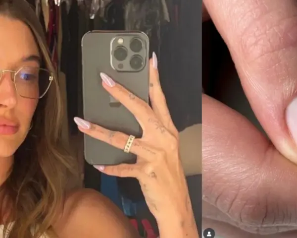 Kobieta w okularach robi selfie, prezentując paznokcie z uroczymi pomarańczkami. Idealne tipsy na stopy i dłonie!
