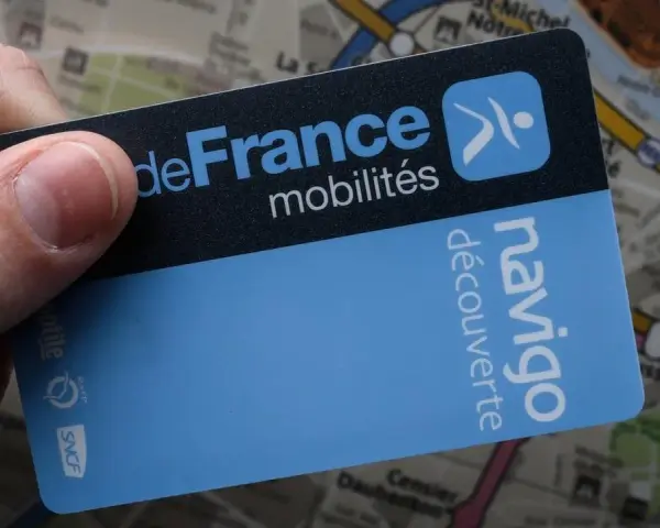 Tarjeta Navigo Découverte en mano, lista para explorar París.