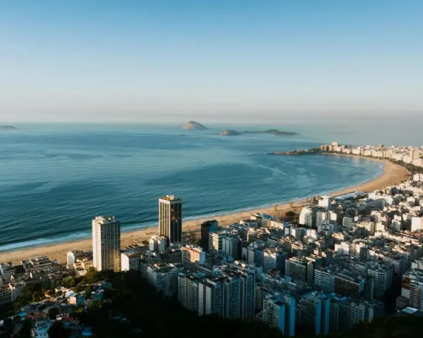 Widok na Copacabanę, plażę i ocean. Idealne miejsce na wakacje w Brazylii.