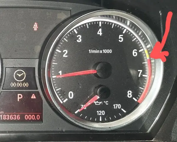 Wskaźnik obrotomierza BMW E90 pokazuje, że temperatura silnika jest w normie, ale zbliża się do żółtego pola.