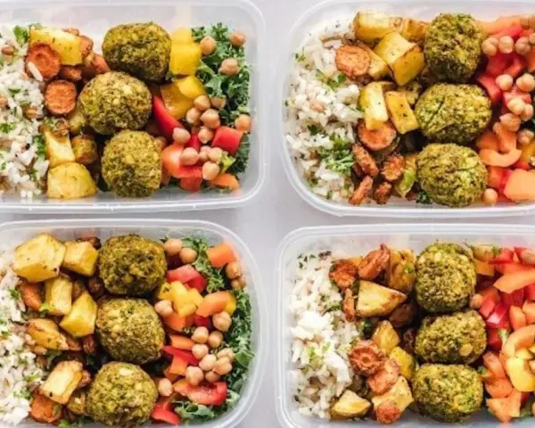 Fyra matlådor med falafel, ris, rostade grönsaker och kikärtor. Perfekt för att hålla koll på protein och kalorier.