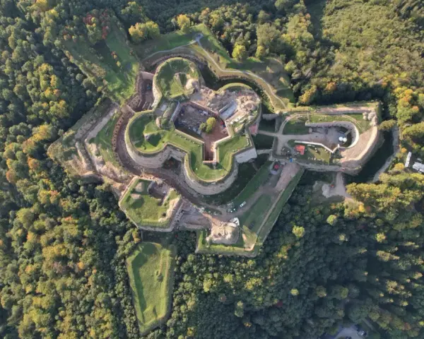Fortyfikacje z lotu ptaka, otoczone lasem. Srebrna Góra oferuje unikalne atrakcje historyczne, widoczne na tym zdjęciu.