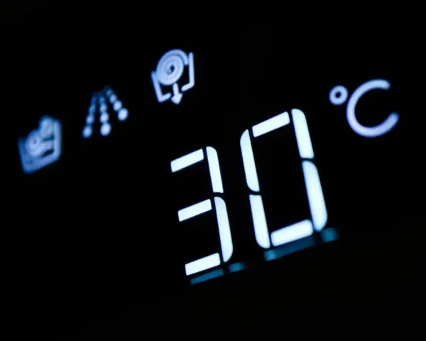 Wyświetlacz pokazuje 30°C. To dobra temperatura, w ilu stopniach prać ubrania, by były czyste i nie zniszczone.