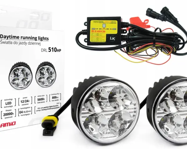 Zestaw świateł do jazdy dziennej AMiO DRL 510HP z modułem sterującym. Jasne światła LED poprawią widoczność i bezpieczeństwo.