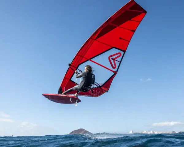 Jaki żagiel windsurfingowy? Dobierz idealny rozmiar na wiatr!