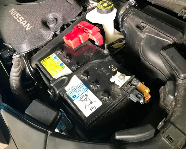 Akumulator Nissan z oznaczeniem 75Ah i CCA 660A, przeznaczony do aut z systemem Start-Stop.