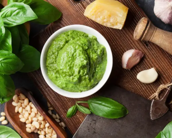 Świeże składniki do pesto: bazylia, orzeszki piniowe, czosnek, parmezan. Czy pesto jest zdrowe? Tak, jeśli przygotowane z dobrych składników!