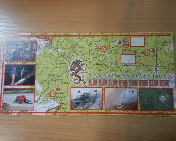 Mapa maratonu na orientację z zaznaczonymi punktami kontrolnymi. Widoczne zdjęcia z trasy i charakterystyczny smok. 10 pik znaczenie.