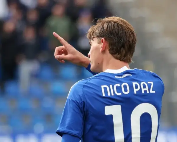 Nico Paz w niebieskiej koszulce z numerem 10, wskazujący palcem. Czy to zapowiedź przyszłych real madryt transfery?
