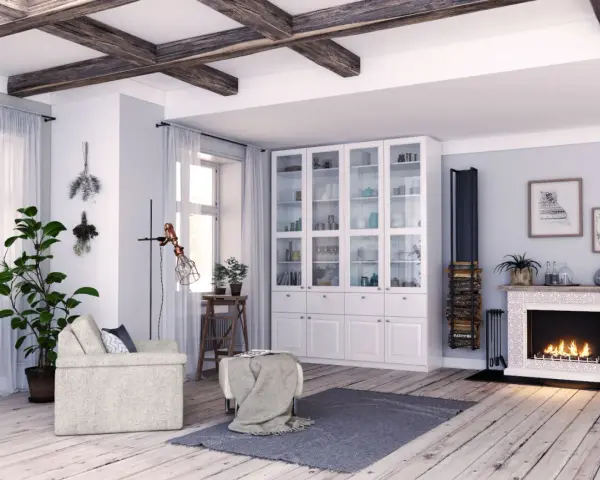 Gemütliches Wohnzimmer gestalten mit Kamin, Bücherregal und bequemer Couch. Holzbalken und Dielen schaffen rustikales Flair.