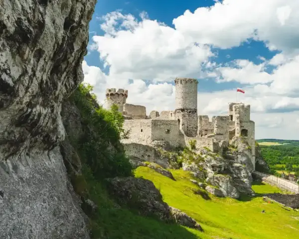 Jura Krakowsko-Częstochowska: Odkryj najlepsze zamki, jaskinie i szlaki